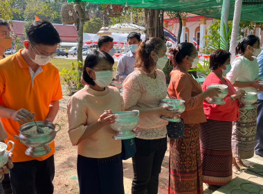 เข้าร่วมพิธีถวายภัตตาหารเพลแด่พระภิกษุ โครงการบรรพชาอุปสมบท ... พารามิเตอร์รูปภาพ 2