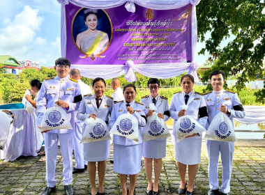 พิธีเจริญพระพุทธมนต์และทำบุญตักบาตรถวายพระราชกุศล ... พารามิเตอร์รูปภาพ 9
