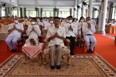 เข้าร่วมพิธีเจริญพระพุทธมนต์เฉลิมพระเกียรติพระบาทสมเด็จพระเจ้าอยู่หัว สมเด็จพระนางเจ้าสิริกิติ์พระบรมราชินีนาถ พระบรมราชชนนีพันปีหลวง สมเด็จพระนางเจ้าฯ พระบรมราชินี และสมเด็จพระเจ้าลูกเธอเจ้าฟ้าพัชรกิติยาภา นเรนทิราเทพยวดี กรมหลวงราชสาริณีสิริพัชร มหาวัชร ... พารามิเตอร์รูปภาพ 1