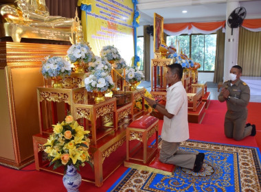 เข้าร่วมพิธีเจริญพระพุทธมนต์เฉลิมพระเกียรติพระบาทสมเด็จพระเจ้าอยู่หัว สมเด็จพระนางเจ้าสิริกิติ์พระบรมราชินีนาถ พระบรมราชชนนีพันปีหลวง สมเด็จพระนางเจ้าฯ พระบรมราชินี และสมเด็จพระเจ้าลูกเธอเจ้าฟ้าพัชรกิติยาภา นเรนทิราเทพยวดี กรมหลวงราชสาริณีสิริพัชร มหาวัชร ... พารามิเตอร์รูปภาพ 1