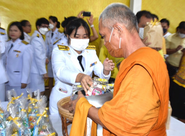 ร่วมพิธีเจริญพระพุทธมนต์และทำบุญตักบาตรถวายพระราชกุศลแด่พระบาทสมเด็จพระเจ้าอยู่หัว เนื่องในโอกาสวันเฉลิมพระชนมพรรษาพระบาทสมเด็จพระเจ้าอยู่หัว ... พารามิเตอร์รูปภาพ 9