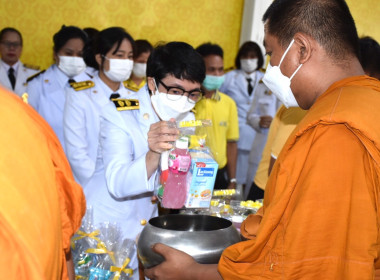 ร่วมพิธีเจริญพระพุทธมนต์และทำบุญตักบาตรถวายพระราชกุศลแด่พระบาทสมเด็จพระเจ้าอยู่หัว เนื่องในโอกาสวันเฉลิมพระชนมพรรษาพระบาทสมเด็จพระเจ้าอยู่หัว ... พารามิเตอร์รูปภาพ 11