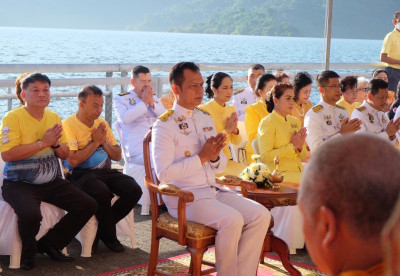 เข้าร่วมในพิธีสวดพระพุทธมนต์และทำบุญตักบาตรถวายพระราชกุศล ... พารามิเตอร์รูปภาพ 1