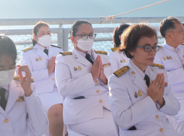 เข้าร่วมในพิธีสวดพระพุทธมนต์และทำบุญตักบาตรถวายพระราชกุศล ... พารามิเตอร์รูปภาพ 1