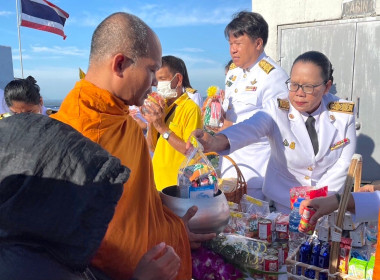 เข้าร่วมในพิธีสวดพระพุทธมนต์และทำบุญตักบาตรถวายพระราชกุศล ... พารามิเตอร์รูปภาพ 4