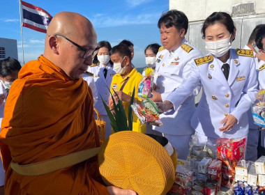 เข้าร่วมในพิธีสวดพระพุทธมนต์และทำบุญตักบาตรถวายพระราชกุศล ... พารามิเตอร์รูปภาพ 5