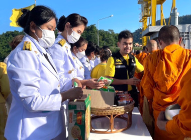 เข้าร่วมในพิธีสวดพระพุทธมนต์และทำบุญตักบาตรถวายพระราชกุศล ... พารามิเตอร์รูปภาพ 6