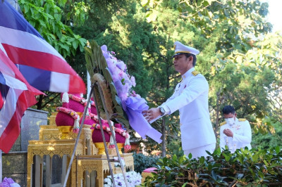 เข้าร่วมพิธีสวดพระพุทธมนต์และพิธีทำบุญตักบาตรถวายพระราชกุศลและพิธีวางพวงมาลาและถวายราชสดุดี เนื่องในวันสมเด็จพระมหาธีรราชเจ้า ... พารามิเตอร์รูปภาพ 1