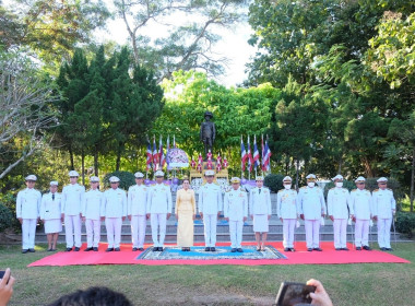 เข้าร่วมพิธีสวดพระพุทธมนต์และพิธีทำบุญตักบาตรถวายพระราชกุศลและพิธีวางพวงมาลาและถวายราชสดุดี เนื่องในวันสมเด็จพระมหาธีรราชเจ้า ... พารามิเตอร์รูปภาพ 1